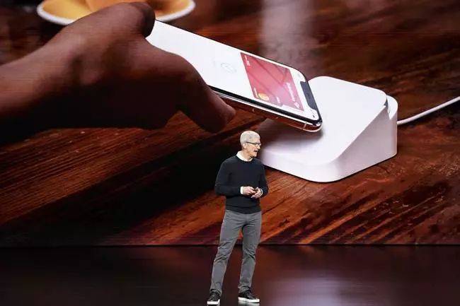 北京时间 3 月 26 日凌晨 1 点，苹果在 Apple Park 的乔布斯剧院开了一场不同以往硬件唱主角的发布会。发布会上，视频、新闻、游戏和移动支付等软件服务成为主角，不少对 iPhone SE 2 和 AirPower 两款硬件产品感兴趣的用户大失所望，直到发布会结束，苹果都没提一句关于硬件的事情。 但无论主打杂志数量与新闻准确性的新Apple News，意图“重新定义信用卡”的苹果信用卡，还是即将集成 HBO、SHOWTIME 和 Starz 等电视频道，同时为观众个性化推荐来自超过 150 款流媒体平台内容的Apple TV+，似乎都与国内用户、国内厂商没太大关系。这几项服务在国内短时间内都无法使用。 这样看来，这场主打软件服务的发布会中，与国内用户联系最紧密的莫过于主打游戏订阅服务的Apple Arcade了。但无论怎么看，这项服务想要让大量玩家买账，都不是简单的事情。 什么是Apple Arcade？ 简单来说，Apple Arcade是一项类似索尼的 PlayStation Plus、微软的 Xbox Game Pass 的服务。 只要玩家订阅 Apple Arcade 服务，就可以畅玩其中所有的游戏。什么样的游戏可以进入到这项服务中呢？苹果给出的标准是：原创性、高品质、富有创意。 根据发布会的信息来看，目前Apple Arcade服务中已经包含了超过100款高质量游戏。之所以称其为高质量游戏，原因之一便是，众多知名制作人制作的游戏出现在了这100多款游戏中，其中不乏《最终幻想》之父坂口博信、《纪念碑谷》主创 Ken Wong与《模拟人生》系列制作人 Will Wright 。 游戏质量有保证之外，Apple Arcade还提供了一个类似“清爽版”游戏的功能。所有 Apple Arcade 内提供的游戏，都没有广告，没有内购，且能离线游戏。 此外，苹果还建立了一个完整的生态对标不久前意图通过云游戏改变整个游戏行业的谷歌，无论是 iOS 还是 macOS 又或者是 Apple TV，只要在苹果的硬件设备上，你可以随时切换设备，通过云端存档，同步之前的游戏。 苹果也阐述了自己推出 Apple Arcade 服务的初衷：截止目前，AppStore 已经有超过 10 亿的玩家，他们每周贡献了 50 亿次访问，你可以在苹果商店上看到超过 30 万个游戏。毫无疑问，AppStore已经是世界上最大的移动游戏平台之一了。苹果推出 Apple Arcade 游戏订阅服务是为了让AppStore有更好的发展。 实际上，判断Apple Arcade能否成功，只要分析这项服务推出后能否让苹果、开发者、玩家三方均受益即可。 对开发者来说，如果苹果开出的条件不足以吸引自己，便没有理由加入到这项服务中来。苹果一旦缺乏开发者的游戏支持，玩家自然不会买账，玩家不买账，苹果这项服务便无法继续。也就是说，开发者、苹果、玩家三方利益在这项服务中互为倚柱，缺一不可。 Apple Arcade对开发者来说意味着什么？ 在Apple Arcade这项服务中，苹果有意将资源向过去在苹果商店中处于弱势地位的买断制游戏与中小游戏开发商倾斜。这点很好理解，通过与大型游戏打包订阅的方式，过去很少得到曝光的精品独立游戏或小游戏，能够顺带得到足量的曝光。 毕竟在苹果商店大获好评的独立游戏Florence ，获得了超过独立游戏平均下载量的数据，并获得了包括GDC最佳手游在内的大奖，但据游戏开发团队介绍，截止目前，游戏创造的收益仍然不足以支持下一款游戏的开发。 要知道，Florence的行业影响力、口碑、收入都远超独立游戏的平均水平。由此可见，独立游戏与中小团队在AppStore的生态中，处于多么劣势的地位。能够搭上Apple Arcade的列车，获得足量的曝光与收入，对“Florence”们来说，一定是利大于弊的。 但问题出在既得利益者身上。很明显，Apple Arcade需要用知名制作人的作品或者知名IP作品来吸引玩家的关注，进而转化为付费用户，中小游戏开发商和独立游戏才能借此得以曝光，但苹果吸引这些知名大作进入Apple Arcade的理由有些太弱了。毕竟它们在不进入Apple Arcade前就能实现利益最大化了，Apple Arcade只是提供了一项新的渠道而已。因此，这部分开发者的状态很容易变成：我先跟着苹果试水，出一些不费研发精力与财力的移植作品，一旦苹果的项目失败就终止合作。 这点从苹果曝光的首批独占游戏中便可窥见端倪，被苹果拿出来大书特书的独占大作，很大一部分实际上早就登录了其他平台。虽然苹果没有解释“独占游戏”的概念，但很明显，苹果语境下的“独占”指的是移动端独占。 比如在宣传片中露脸的《Team Sonic Racing》，这款游戏已经登录了PS4和NS平台，在PC端也已经在Steam平台开启了预购，于5月正式上线。 再比如这款《Projection》，目前已经登陆了 PS4、Xbox、NS 和 Steam。 同样的，《Sayonara Wild Hearts》、《The Artful Escape》、《Overland》、《Hot Lava》，甚至是被观众们调侃“怎么这么像塞尔达传说的《海之号角2》，都是其他平台在IOS端的移植作品。 Apple Arcade能让玩家买账吗？ 苹果的移动端独占很可能无法让大部分玩家买账。 诚然，Apple Arcade与索尼的 PlayStation Plus、微软的 Xbox Game Pass 很像，但后两者最核心的“精品”、“独占”，Apple Arcade在目前的表现上可能有些弱。 近年来，推出“游戏平台”概念的厂商不再少数，也有某些厂商企图再造一个“游戏主机新势力”。但不论结果如何，独占游戏的数量与质量始终是影响其能否成功，玩家是否买账的基础。 一个很简单的例子便是，任天堂的NS在机能上并不出众，伴随着NS同步发售的第一方独占游戏《塞尔达传说：荒野之息》、《异度神剑》、《ARMS》等游戏为这款主机的销量起到了重要的促进作用。很多玩家选择NS，便是基于其独占游戏。 对苹果来说，从独占游戏数量上看，由于大部分厂商推出的“大作”都是已经登录其他平台的移植作品，真正在Apple Arcade里独占的作品数量可能很少。除去移植作品，那些本来销量不佳，收益不高的独立游戏，能否在加入Apple Arcade后就立刻吸引大量玩家购买服务，是很值得怀疑的。 站在苹果的角度，我们能够理解它的焦虑。硬件发展到达了瓶颈，苹果手机的销量也不如前。通过软件服务来留住用户确实是个很好的办法。事实也确实如此，2018 财年，苹果服务业务的占比已经达到了 15%，尽管和 iPhone 高达 62% 的营收仍有差距，但服务业务增长是不争的事实。 具体到Apple Arcade上，苹果却准备地很不充分。当然，这项服务的定价很可能起到一些作用，若相对便宜，或许会促成部分玩家的付费；若定价离谱，很可能会获得很差的结果。