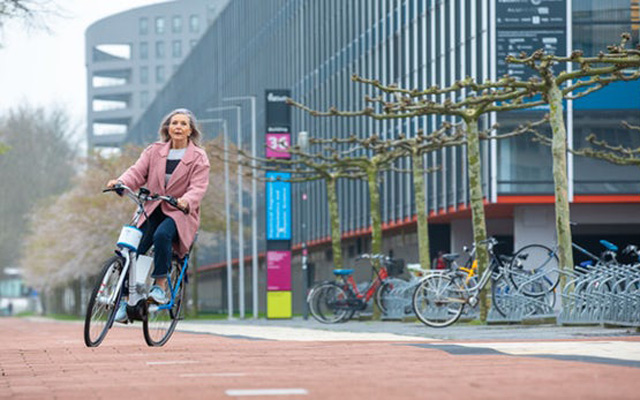原型电动自行车使用转向辅助帮助老年人在骑车时保持平衡