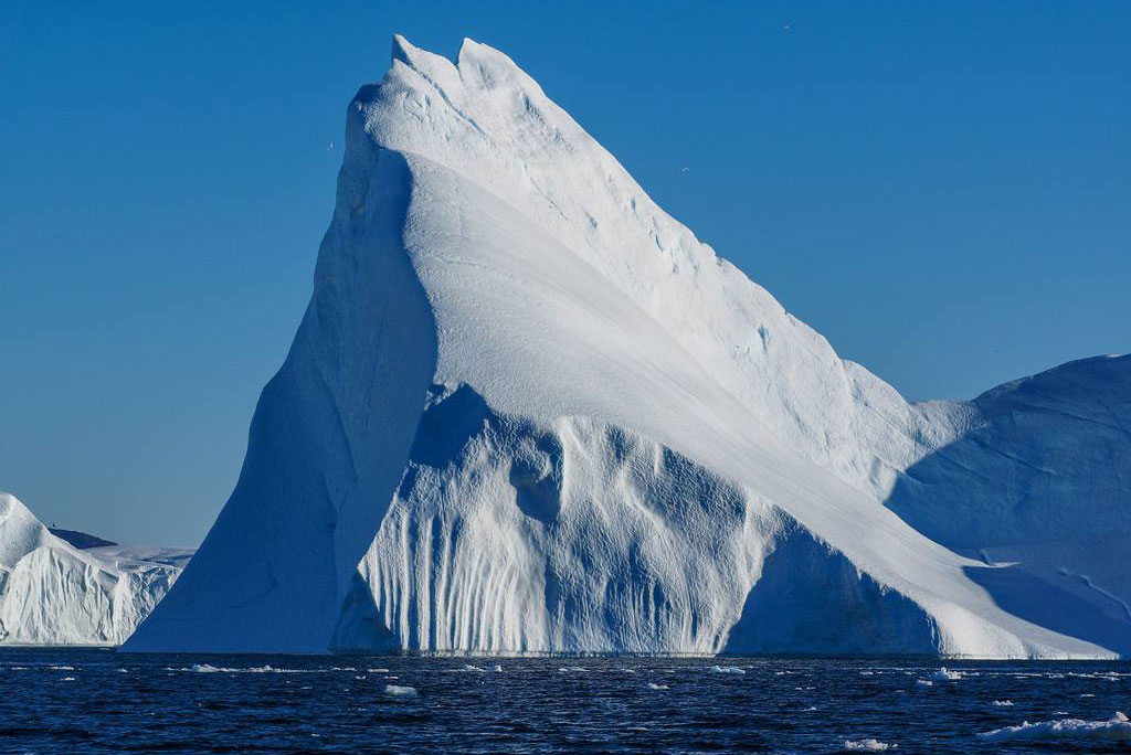 格陵兰岛冰川一天融化120亿吨 创高温纪录