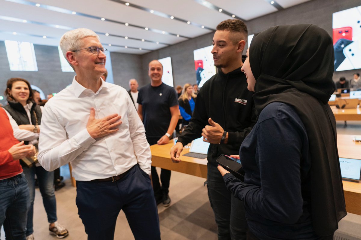 Tim Cook picture 4