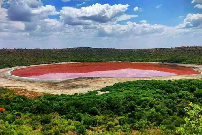 印度知名火山湖突然变粉色 具体原因仍不明朗
