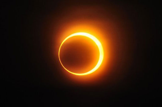详解金环日食如何形成：为何有四种不同类型日食
